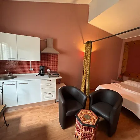 Seventies Cheap & Chic Ii Aparthotel